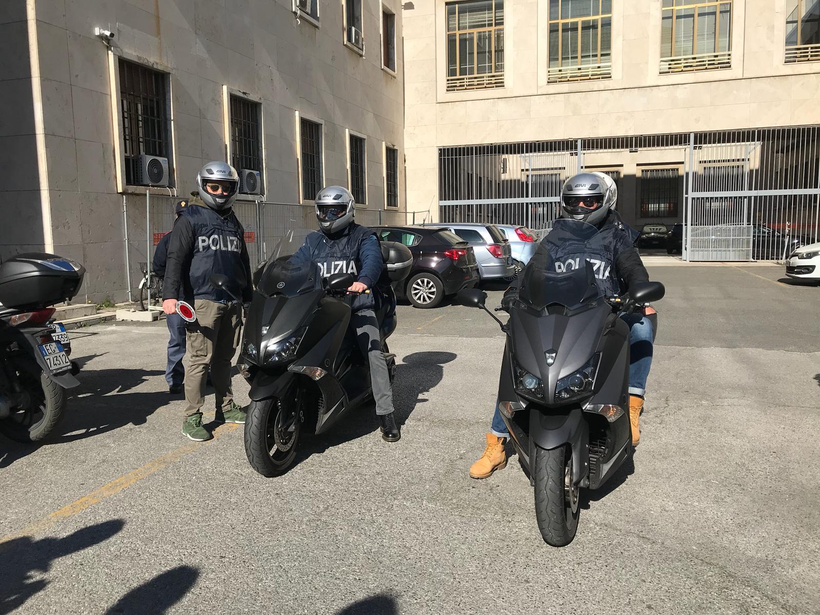 I Falchi della polizia al lavoro