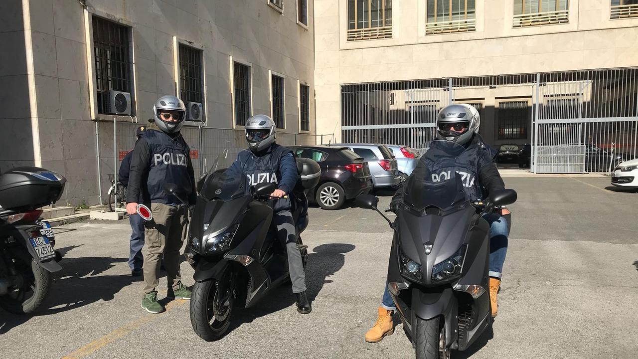 I Falchi della polizia al lavoro
