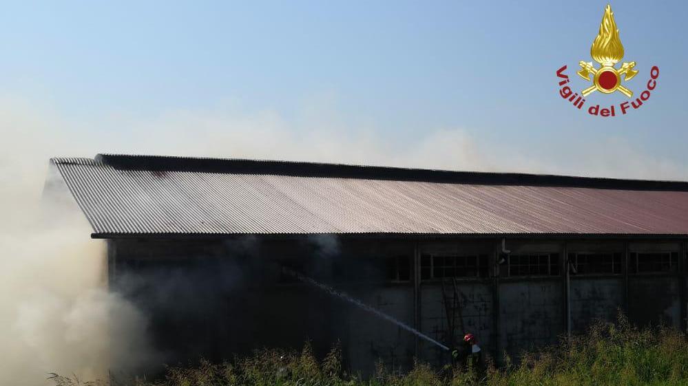 Nonantola, incendio in un'azienda agricola di Bagazzano