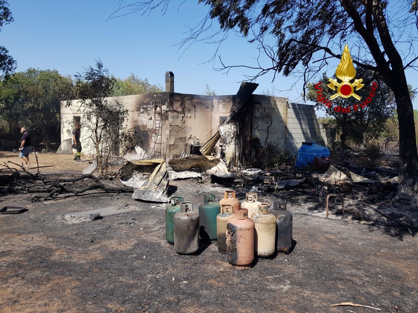 Vasti incendi nell'hinterland di Cagliari, 20 famiglie evacuate a Uta