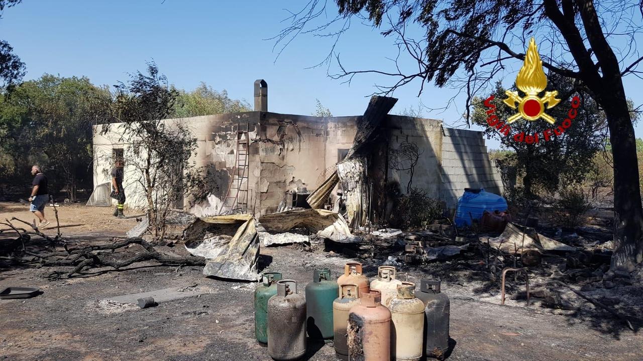 Vasti incendi nell'hinterland di Cagliari, 20 famiglie evacuate a Uta