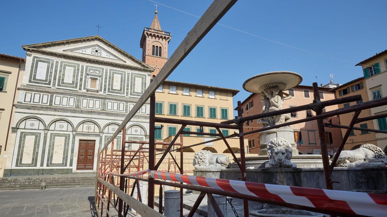 La Fontana dei Leoni ingabbiata per l'avvio dei lavori di restauro (foto Carlo Sestini)