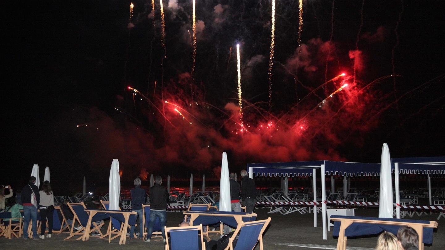 Proibiti i fuochi d’artificio nei bagni del Forte ad agosto 