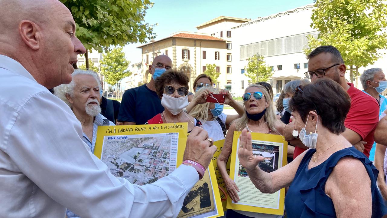 Attimi di tensione nella mattina di giovedì 30 luglio tra il sindaco Luca Salvetti (a sinistra) e i manifestanti, in opposizione al progetto del nuovo ospedale (Foto di Dario Marzi)