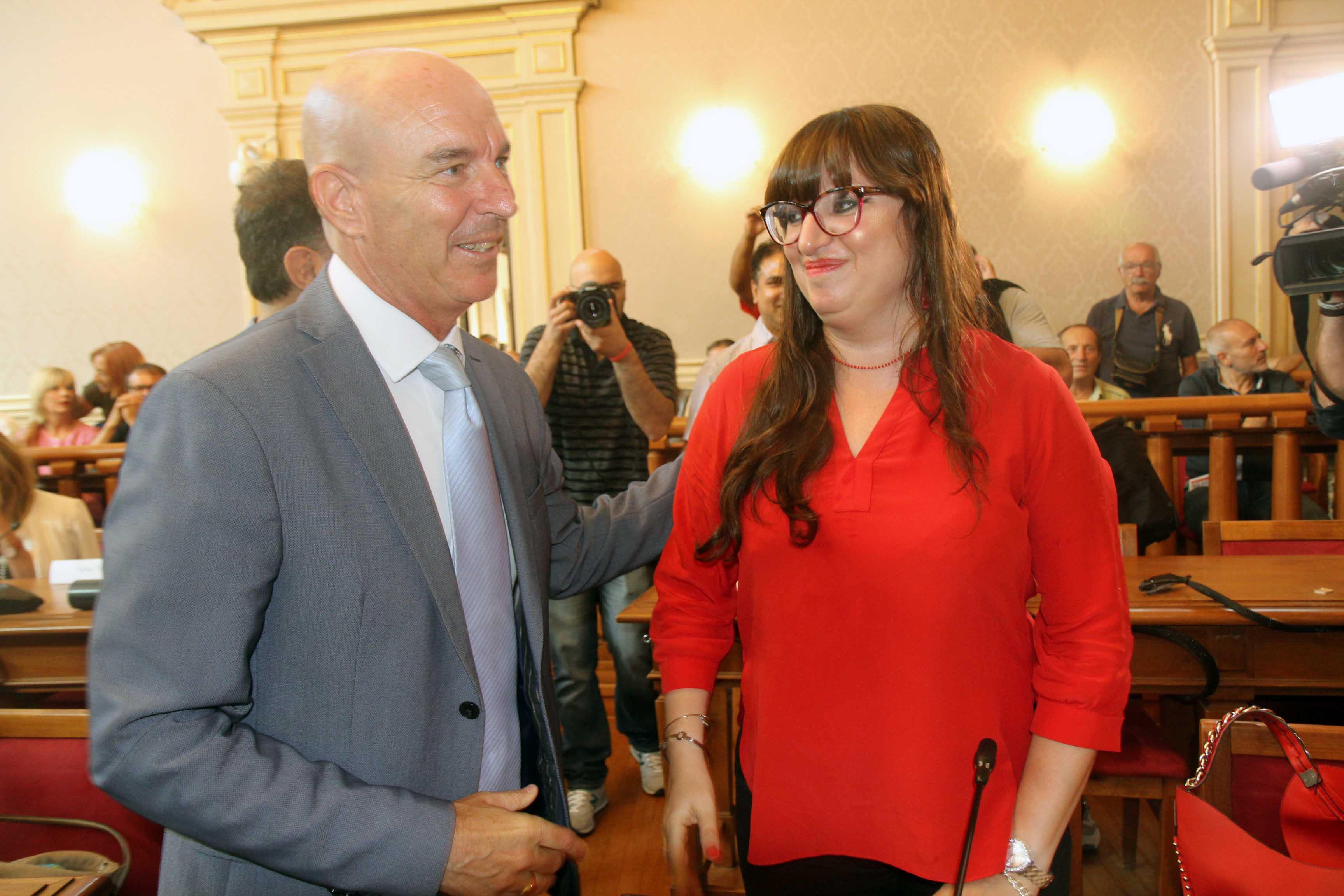 A sinistra il sindaco, Luca Salvetti, a destra la leader livornese del Movimento 5 Stelle, Stella Sorgente