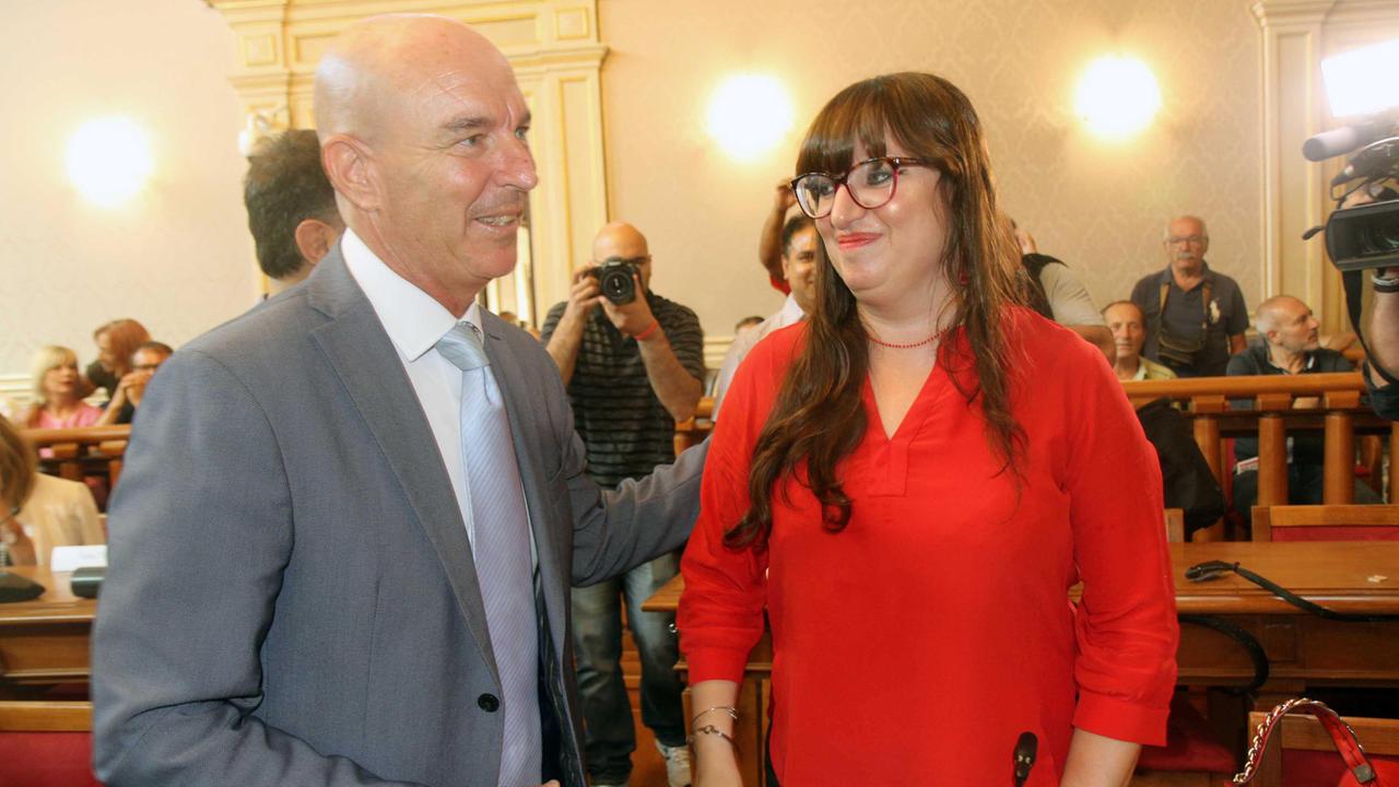 A sinistra il sindaco, Luca Salvetti, a destra la leader livornese del Movimento 5 Stelle, Stella Sorgente
