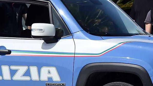 Ubriaca, cacciata da un locale: coltellata a una mano a un passante