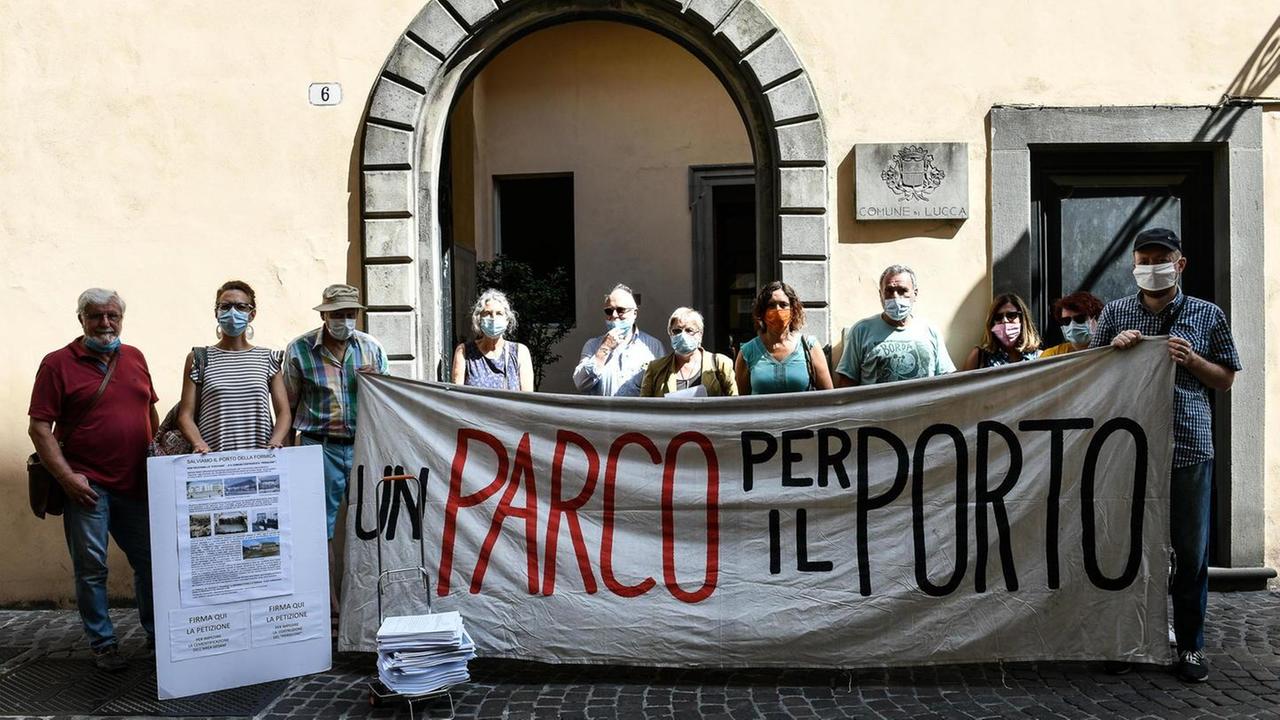 «Meno cemento e più aree verdi», 950 firme per dire no alla piazza coperta