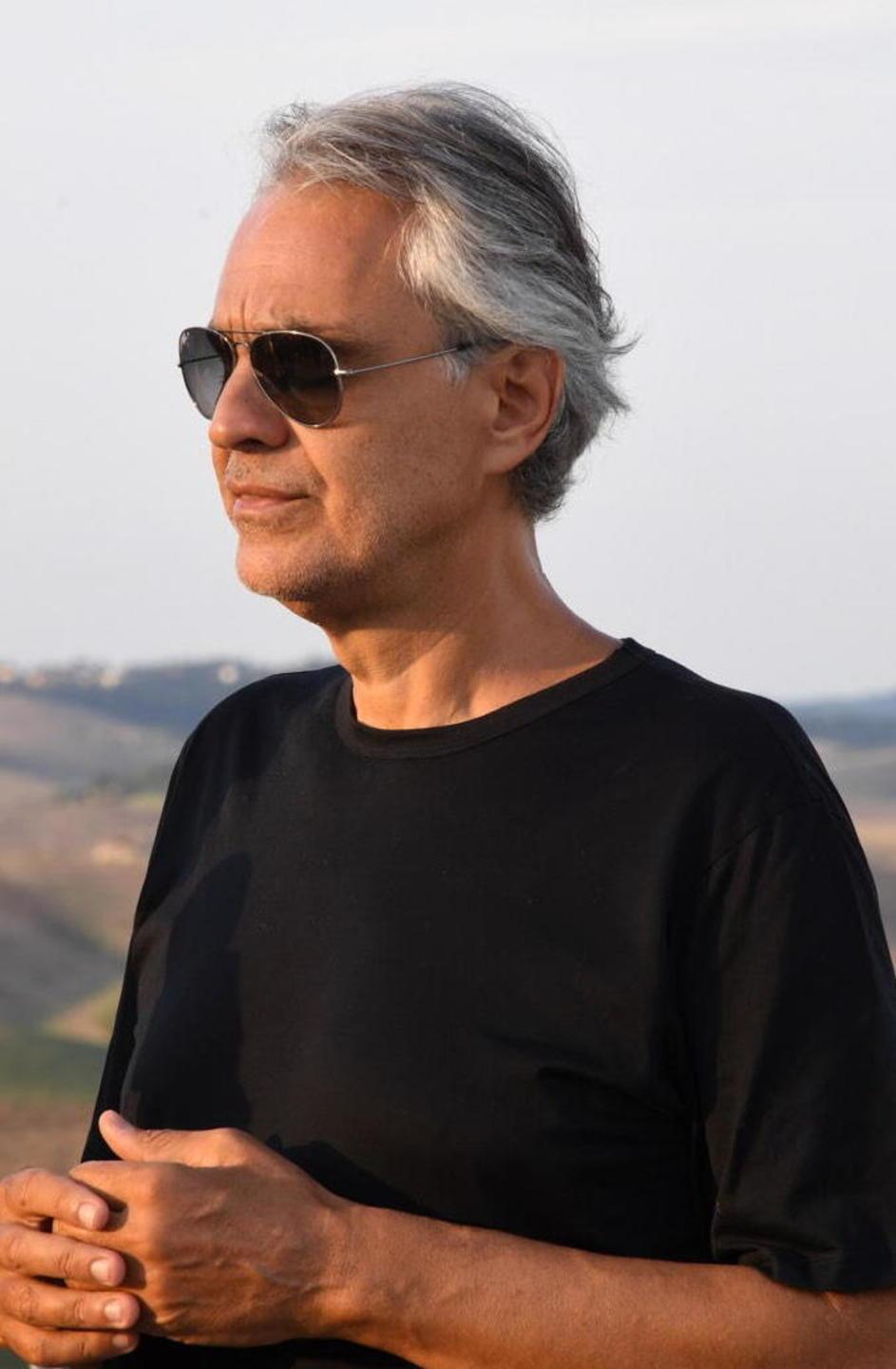 Italia Viva rilancia il post del municipio che punisce Bocelli Ma è tutta una bufala 