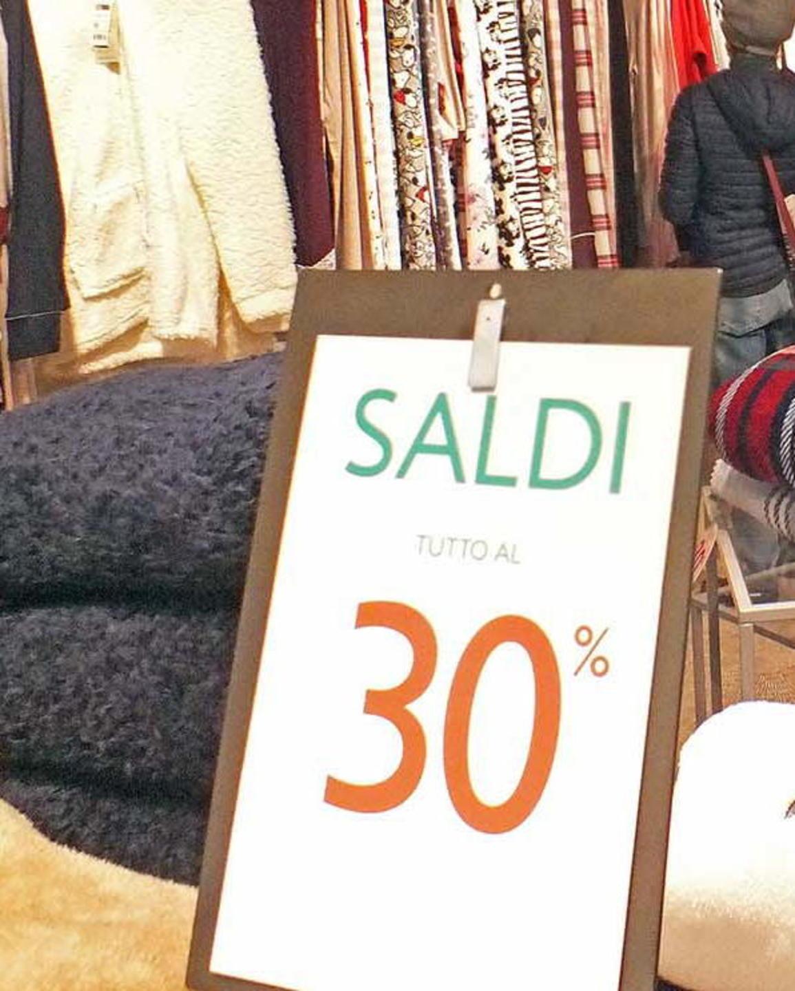 Notte del volontariato e shopping spettacolo aspettando i saldi 