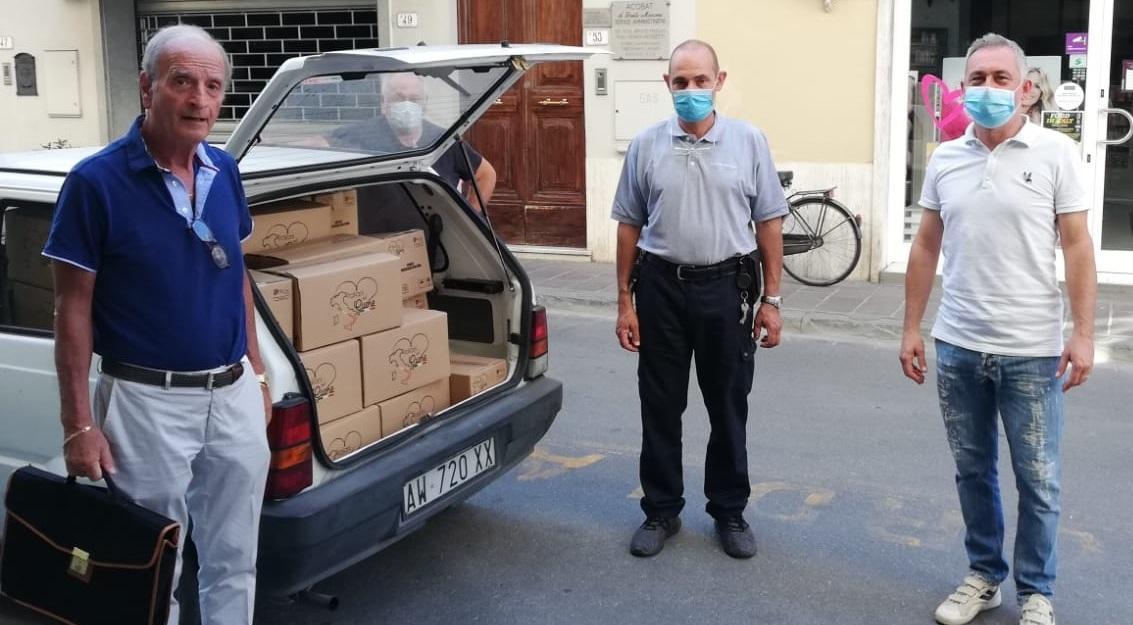 Donano 84 pacchi alimentari alla Misericordia per i bisognosi