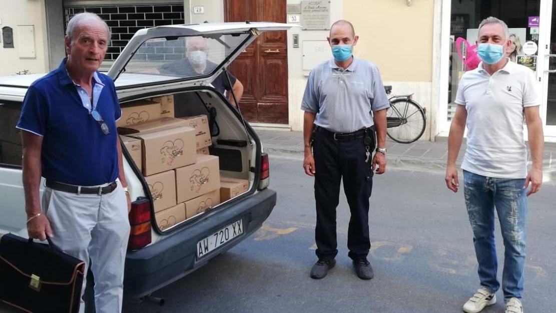 Donano 84 pacchi alimentari alla Misericordia per i bisognosi