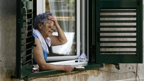 Anziani derubati dal falso amico del figlio e dal finto poliziotto