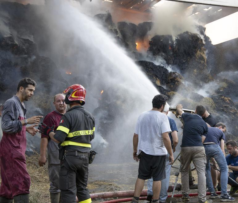 Maxi-incendio di rotoballe nel fienile dell’azienda Hombre