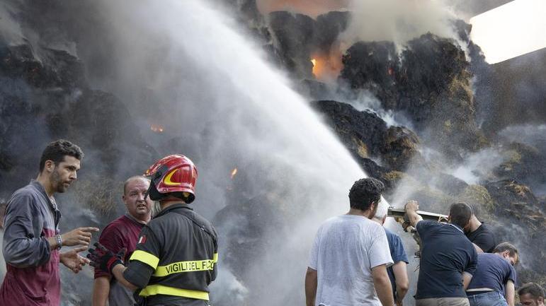 Maxi-incendio di rotoballe nel fienile dell’azienda Hombre
