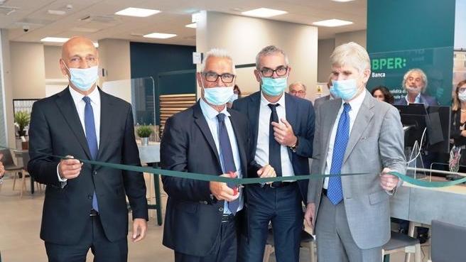 Bper apre la nuova sede e torna nella piazza a otto anni dal sisma