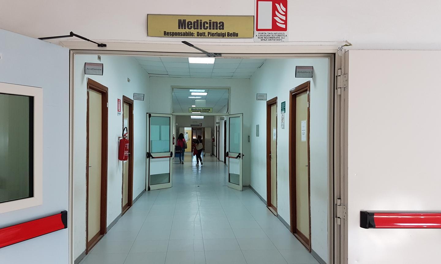 La Fsi: «In Medicina mancano i guanti per l’igiene dei pazienti»