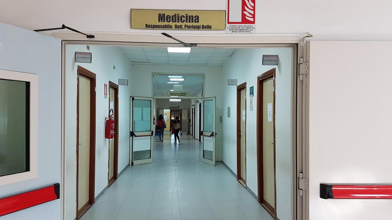 La Fsi: «In Medicina mancano i guanti per l’igiene dei pazienti»