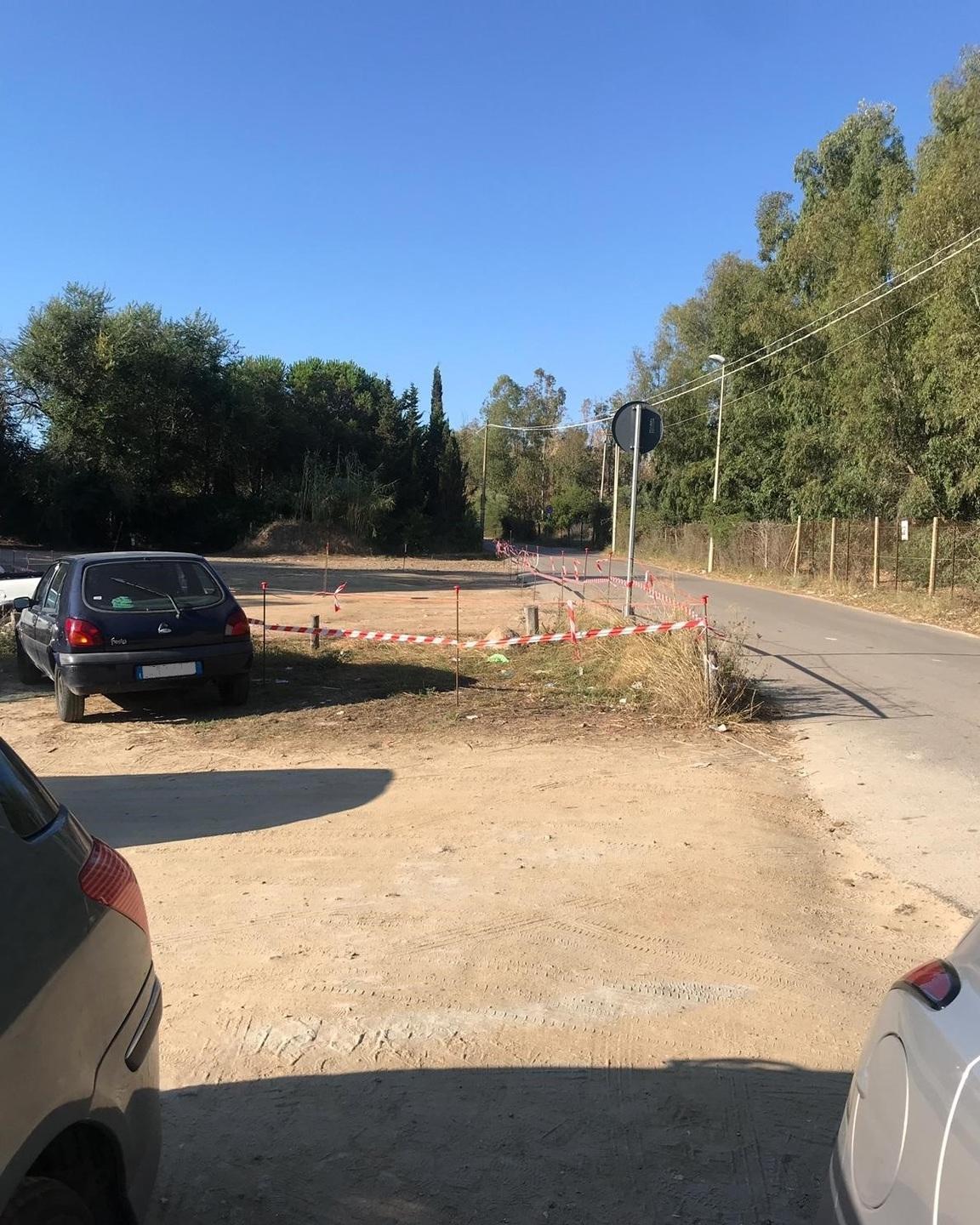 Protesta per i parcheggi aperti dalle 9 del mattino al lido di Orrì