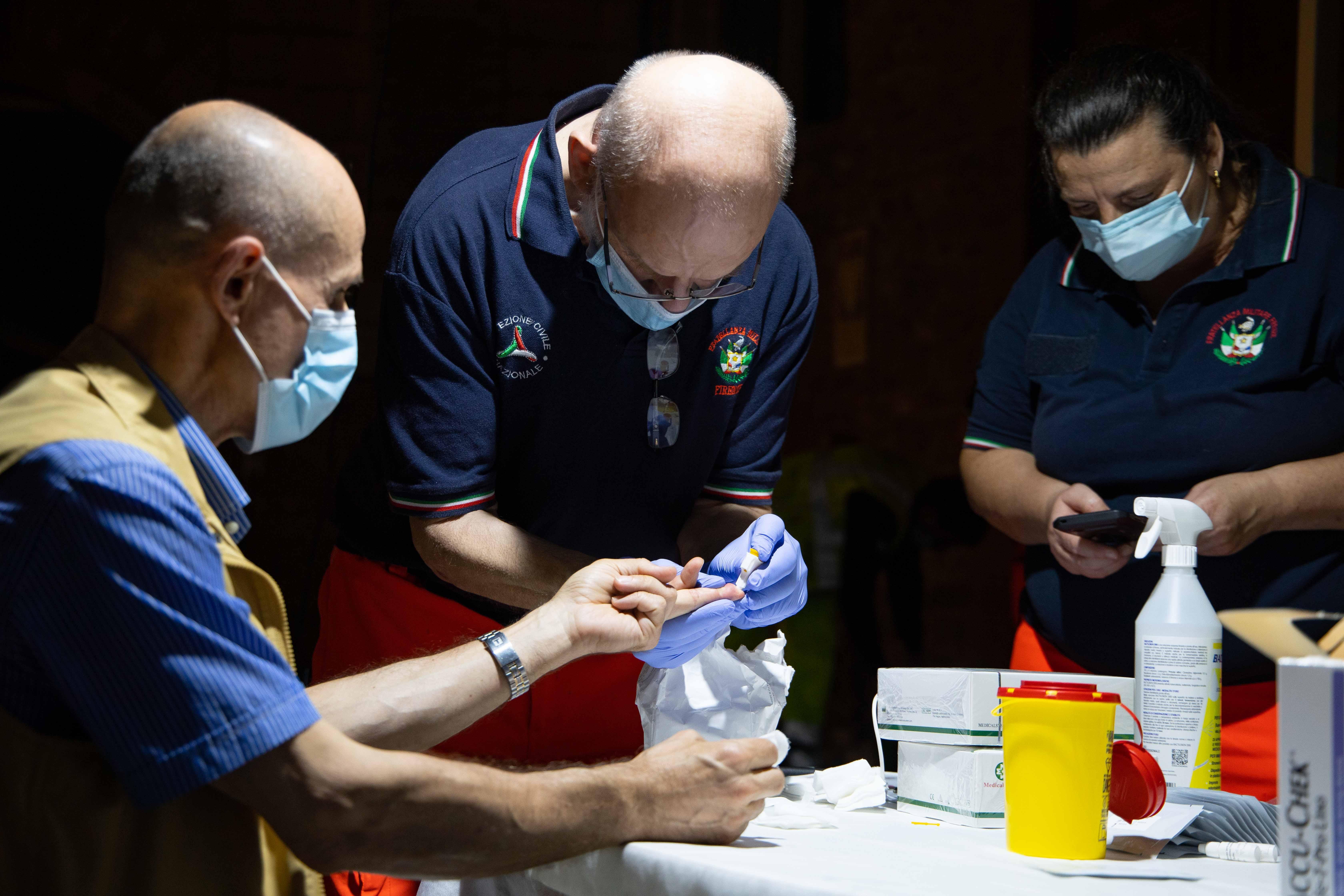 Virus e movida: due notti di gazebo e controlli. Test sierologici in 12 piazze toscane
