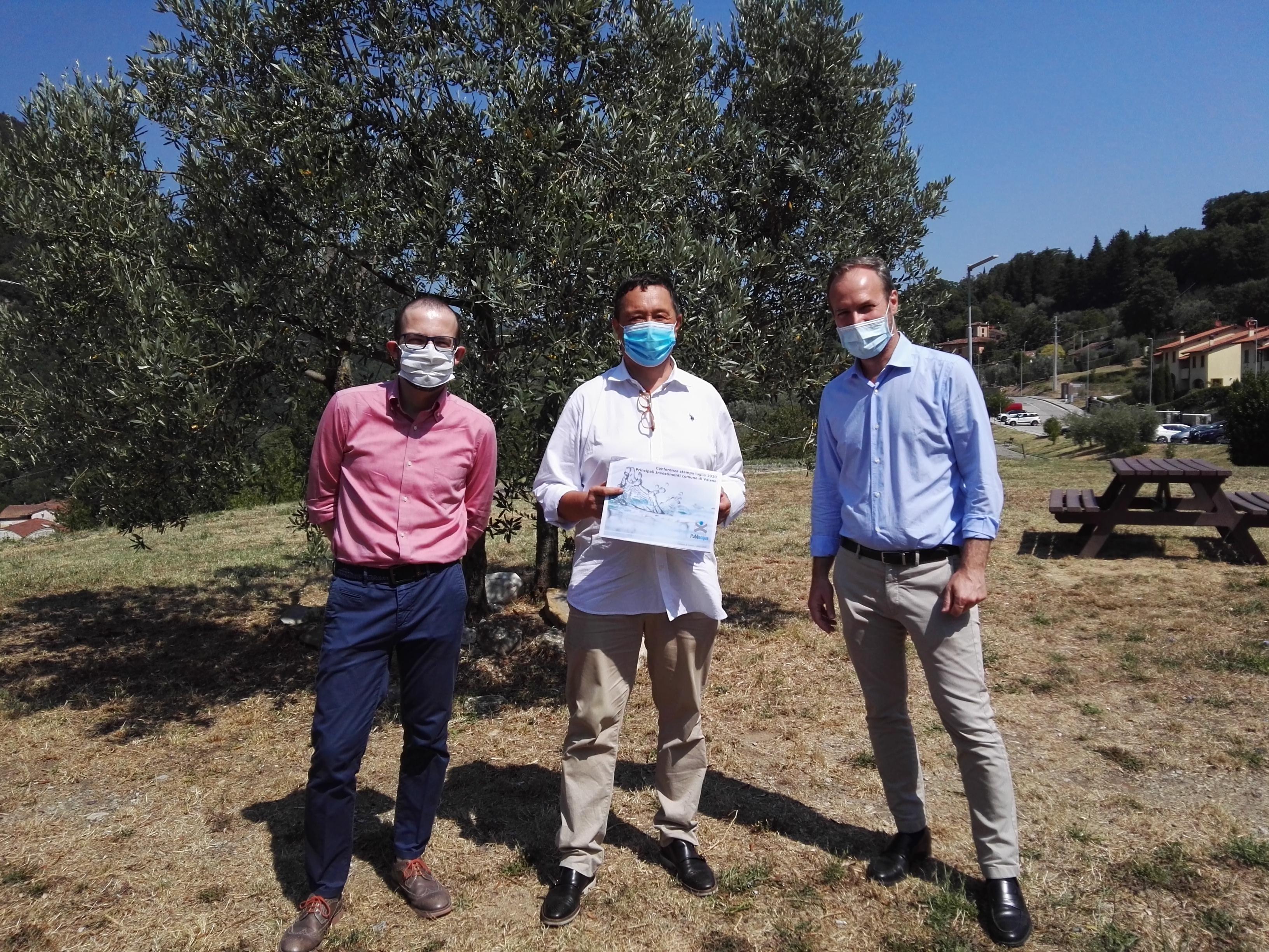 Il sindaco (al centro) con i dirigenti di Publiacqua in uno dei punti in cui verranno eseguiti i lavori per l'acquedotto