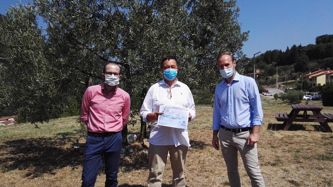 Il sindaco (al centro) con i dirigenti di Publiacqua in uno dei punti in cui verranno eseguiti i lavori per l'acquedotto
