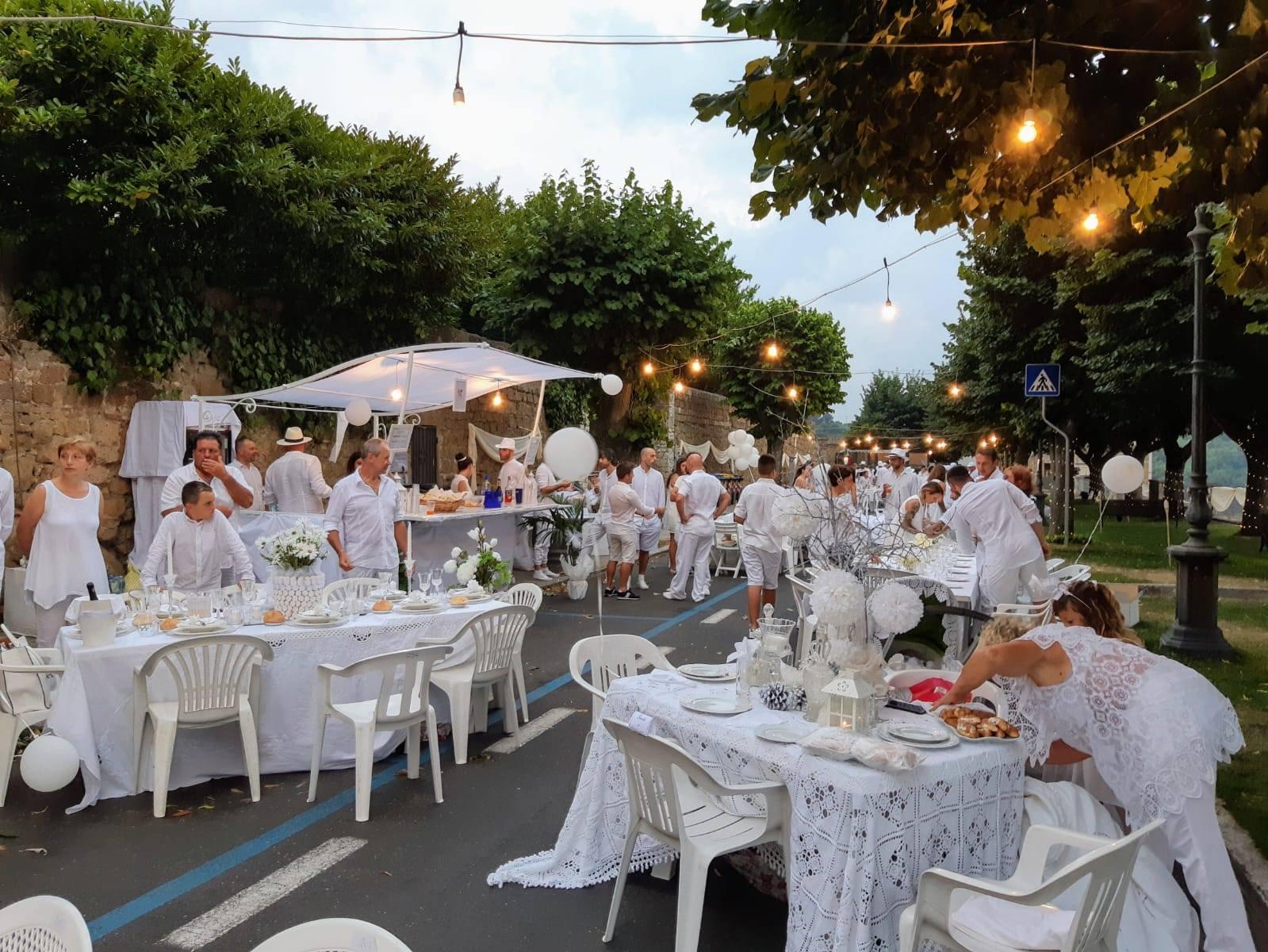 Pitigliano torna a vestirsi di bianco: domani sabato 1 agosto, la calatteristica cena sulla terrazza