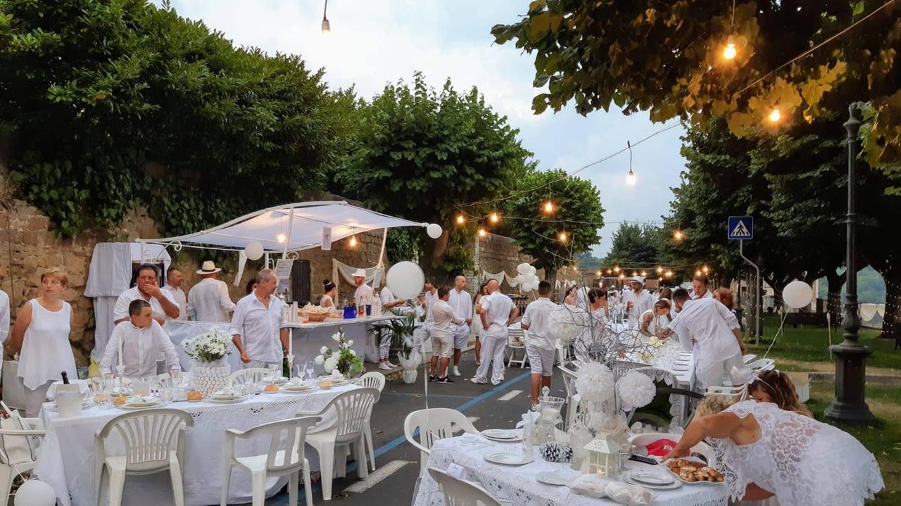 Pitigliano torna a vestirsi di bianco: domani sabato 1 agosto, la calatteristica cena sulla terrazza