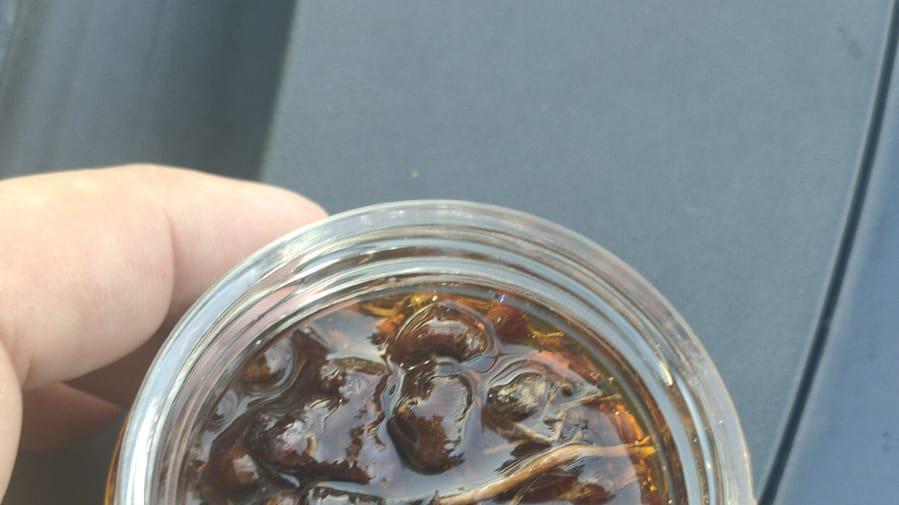 Funghi allucinogeni in un vasetto di miele