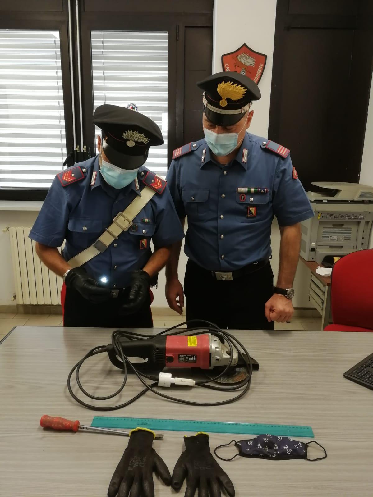 Gli attrezzi da scasso sequestrati al ladro