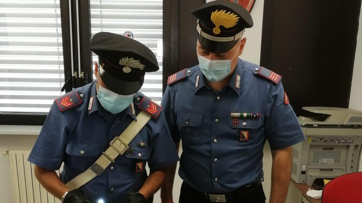 Gli attrezzi da scasso sequestrati al ladro
