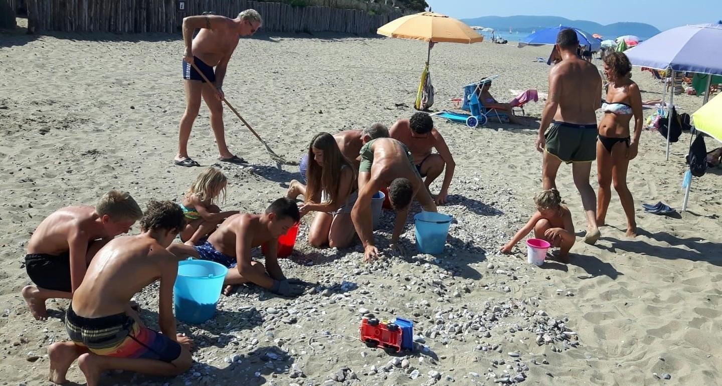 Alcuni momenti dell’azione dimostrativa sulla spiaggia di San Luigi