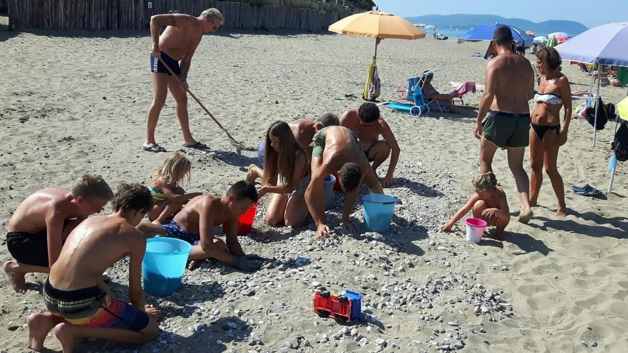 Alcuni momenti dell’azione dimostrativa sulla spiaggia di San Luigi
