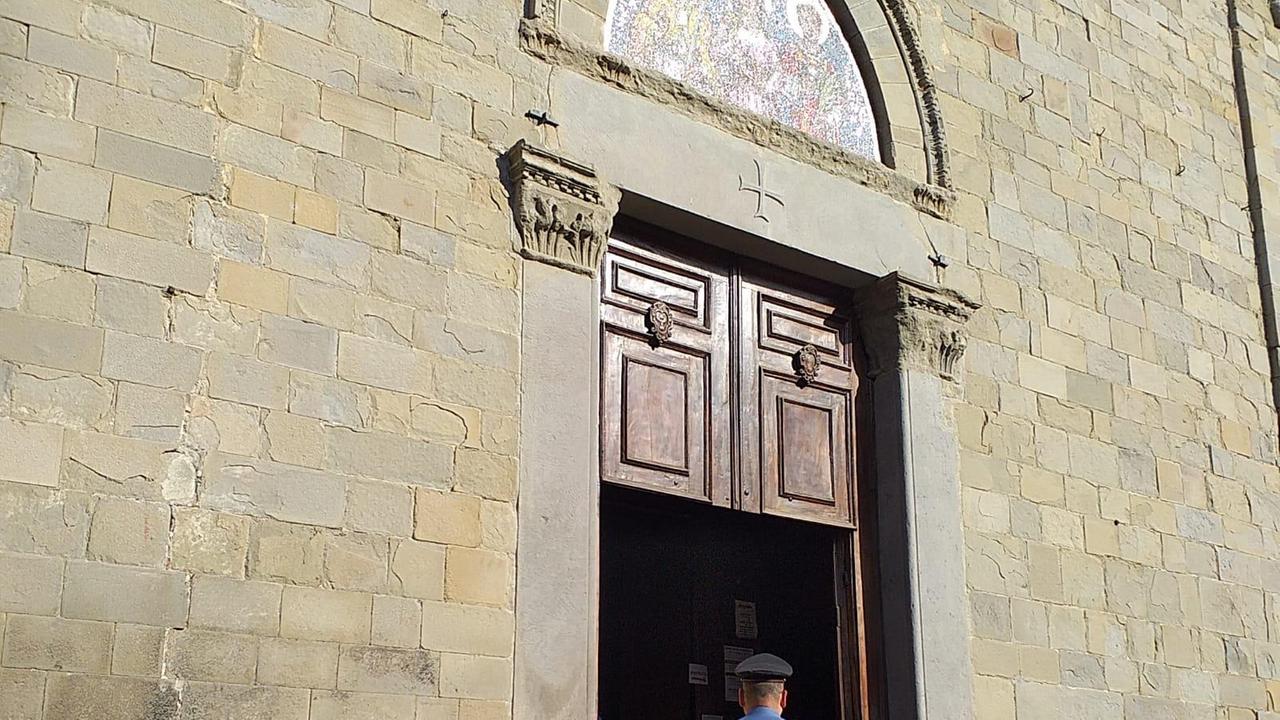 Un carabiniere all'ingresso della parrocchia del Castellare