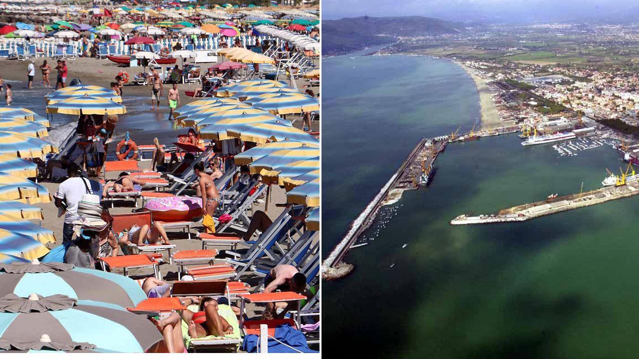 Bagnanti tra gli impianti balneari a Massa e il porto di Marina di Carrara