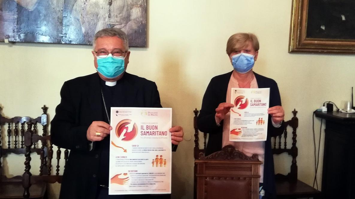 Il vescovo Giovanni Nerbini insieme a Idalia Venco della Caritas