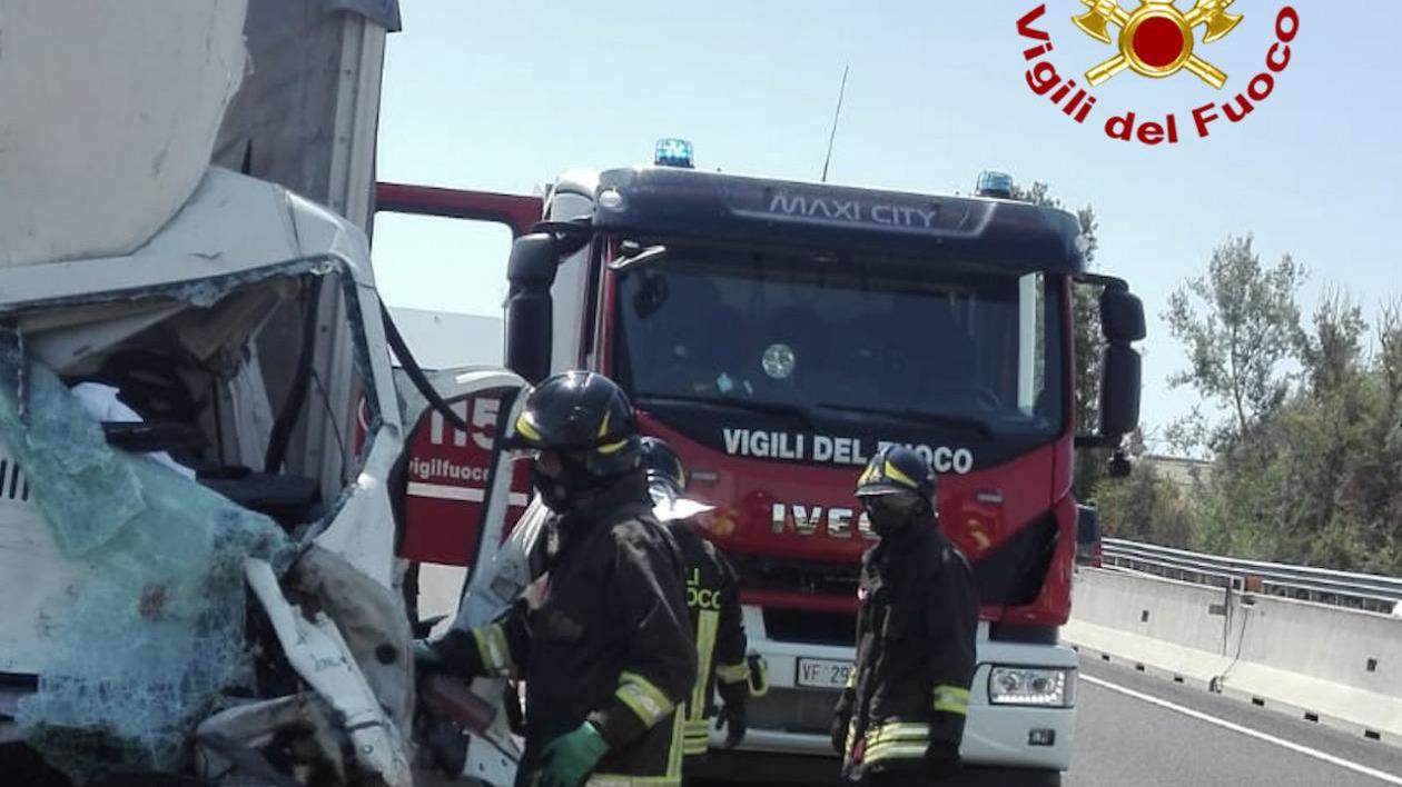 Schianto tra un furgone e un Tir sull'A1: muore a 24 anni