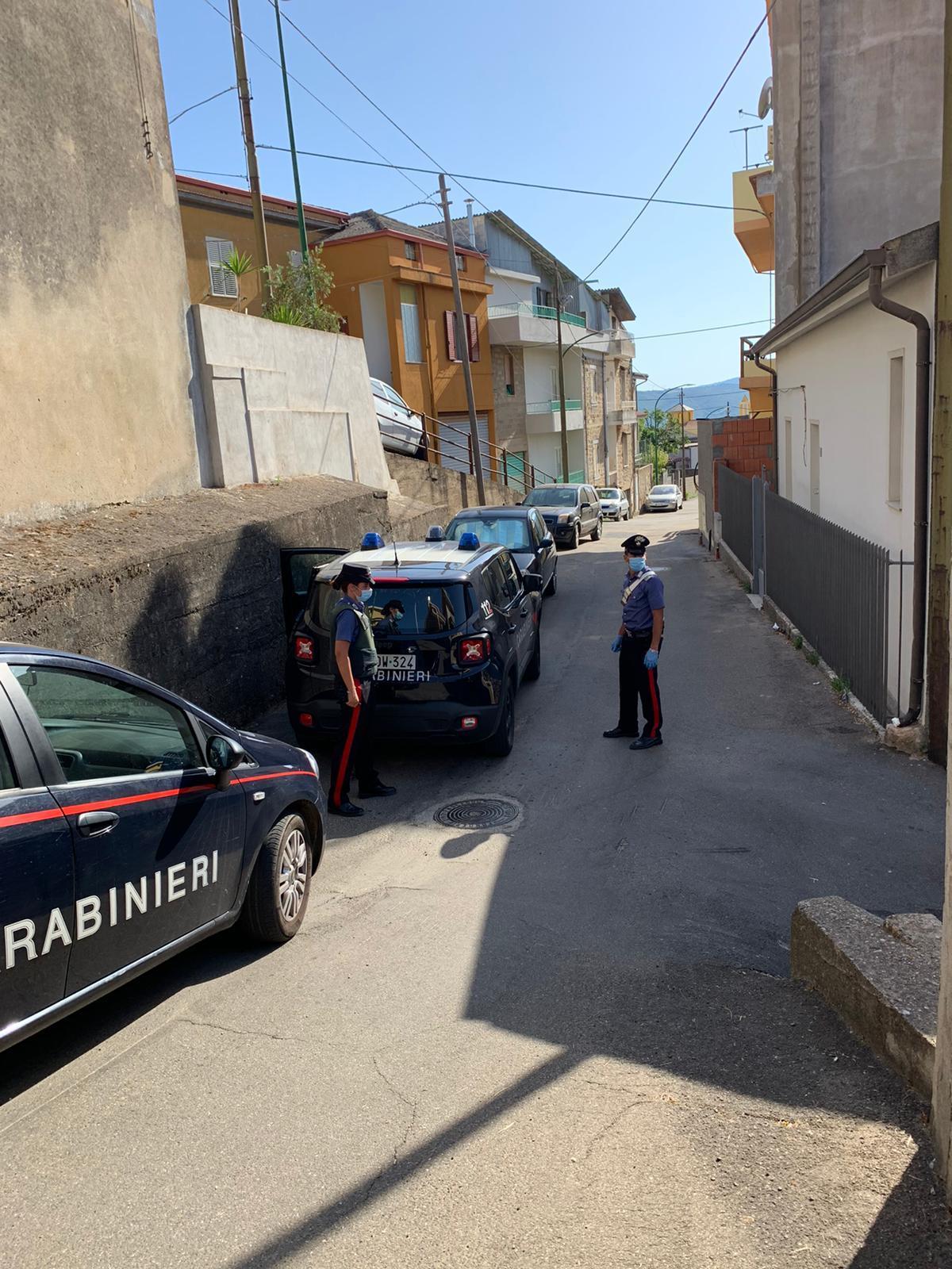 Picchia selvaggiamente la madre, i carabinieri lo fermano con lo spray al peperoncino: in cella 36enne di Arbus