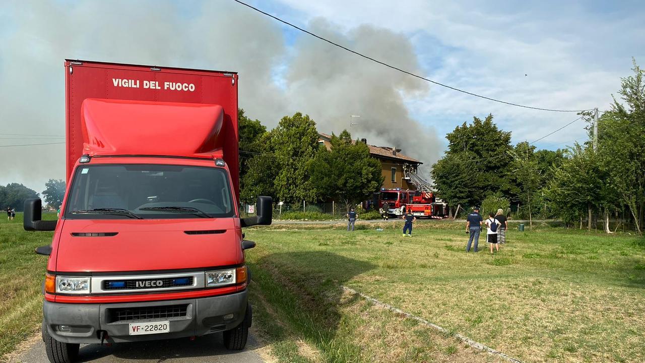 Incendio a Massenzatico, a fuoco la casa e il fienile: due feriti
