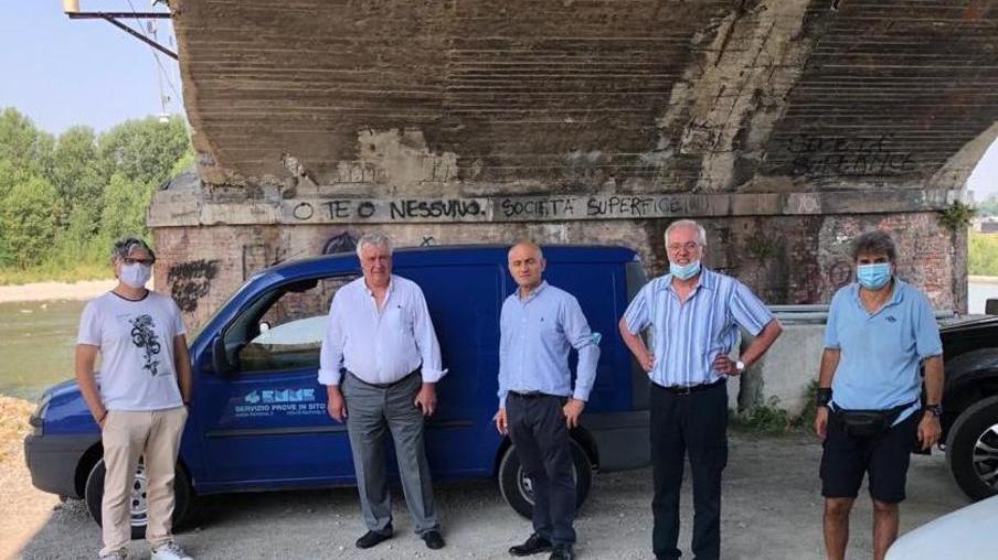 Prove di tenuta del ponte per il passaggio dei bus