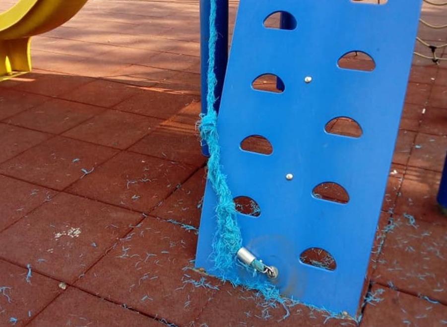 I giochi dei bambini danneggiati dai vandali al parco Augusto Daolio