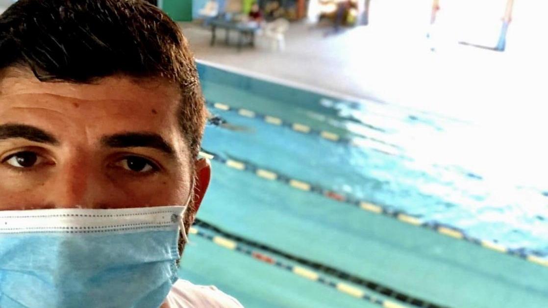 Il consigliere della Lega Marco Curcio in una piscina comunale