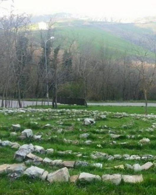 In “pellegrinaggio” dentro il labirinto e nel bosco di cedri della rupe di Canossa