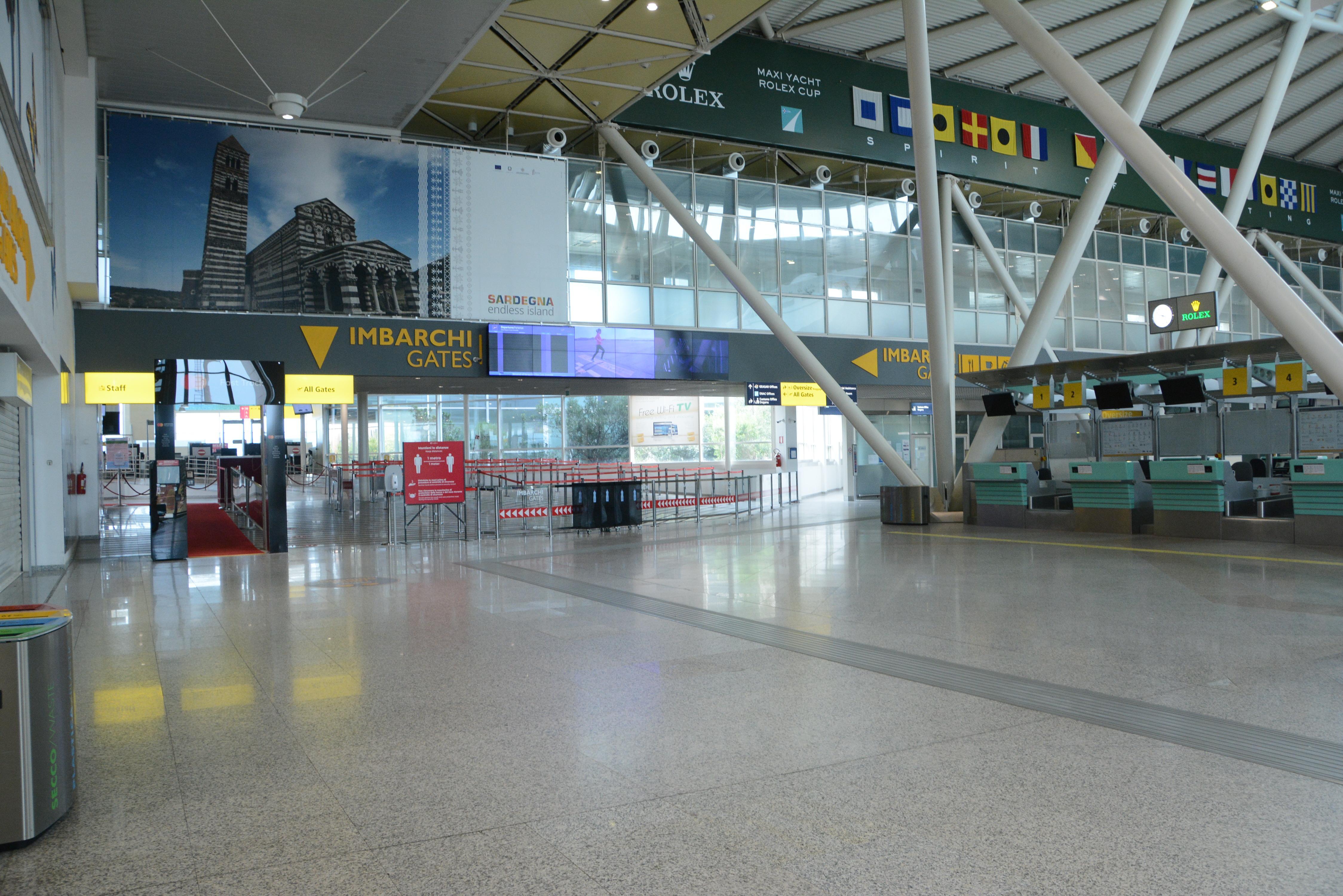 Olbia, doccia in aeroporto per chi arriva dal mare