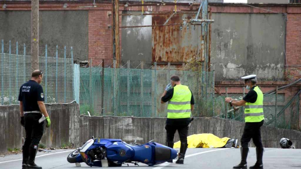 Carrara, muore in moto a 38 anni