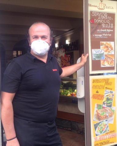 La rabbia dei commercianti: «Non ci hanno dato qualche tavolo fuori dai locali» 