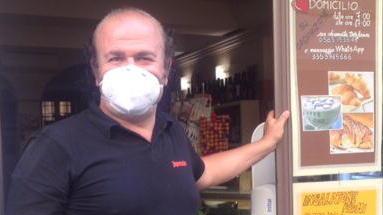 La rabbia dei commercianti: «Non ci hanno dato qualche tavolo fuori dai locali»