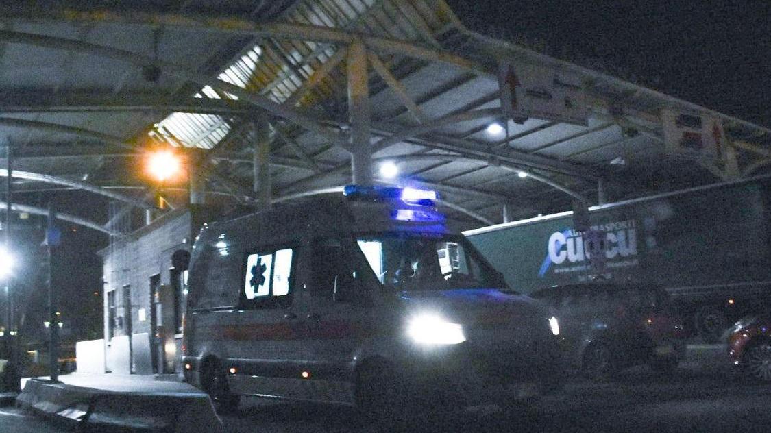 L'intervento di una ambulanza della Pubblica Assistenza al varco Galvani nel porto di Livorno