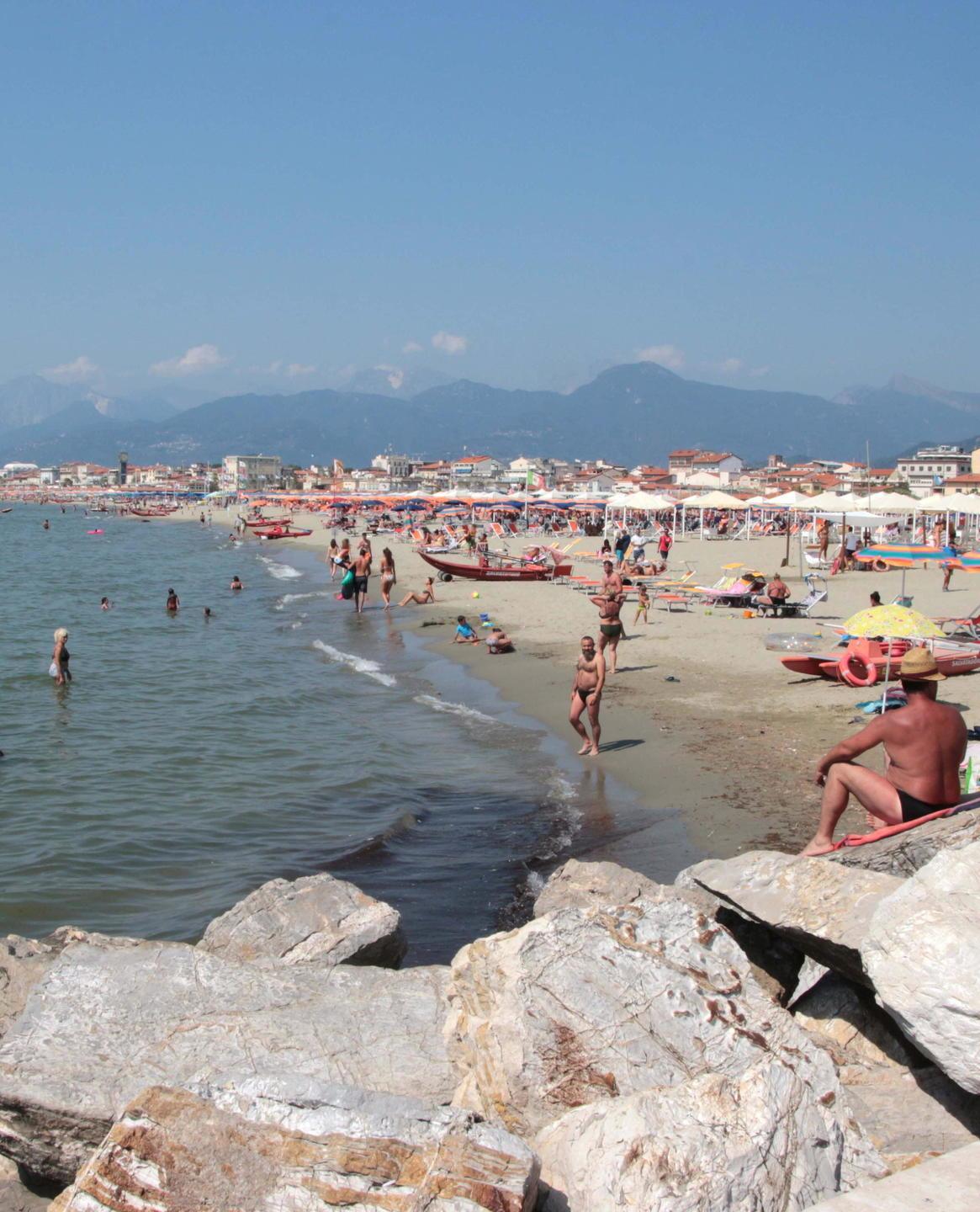 Malore in acqua, muore a 85 anni davanti allo stabilimento “Flora” 