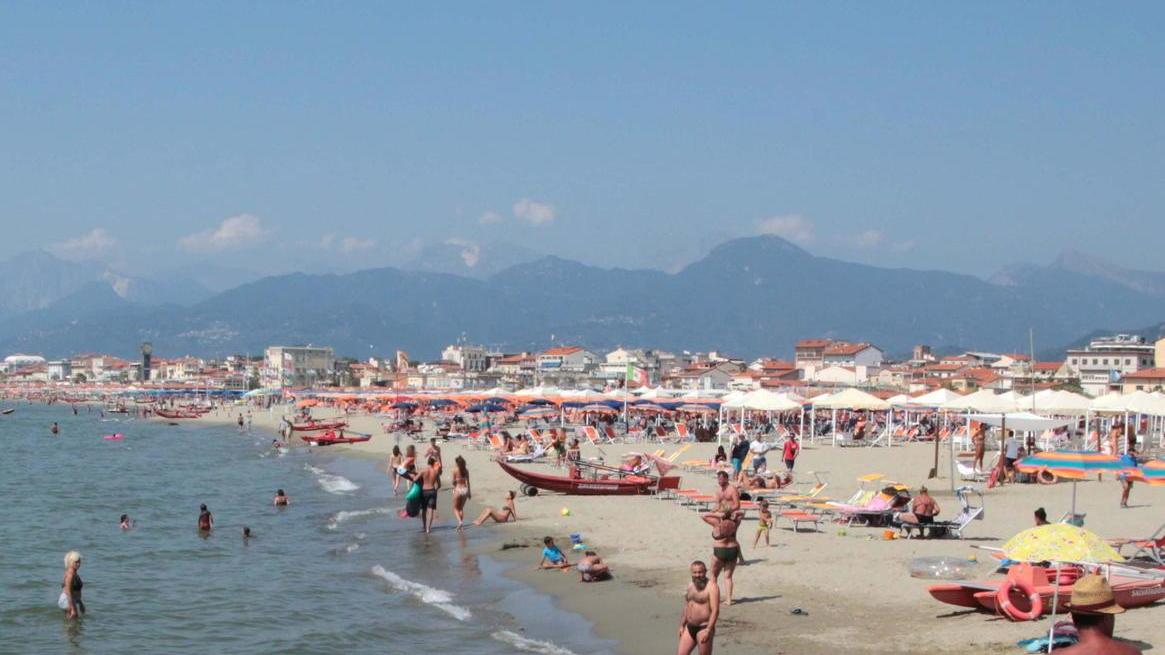 Malore in acqua, muore a 85 anni davanti allo stabilimento “Flora”